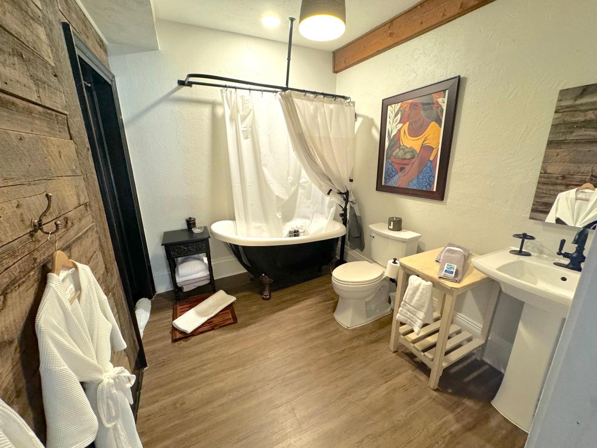 St James Hotel ジョージタウン エクステリア 写真